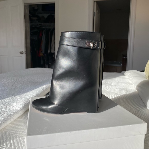 Givenchy Shark Tooth Boot Short - Picture 8 of 8